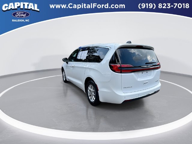Used 2025 Chrysler Pacifica Select FWD image 6