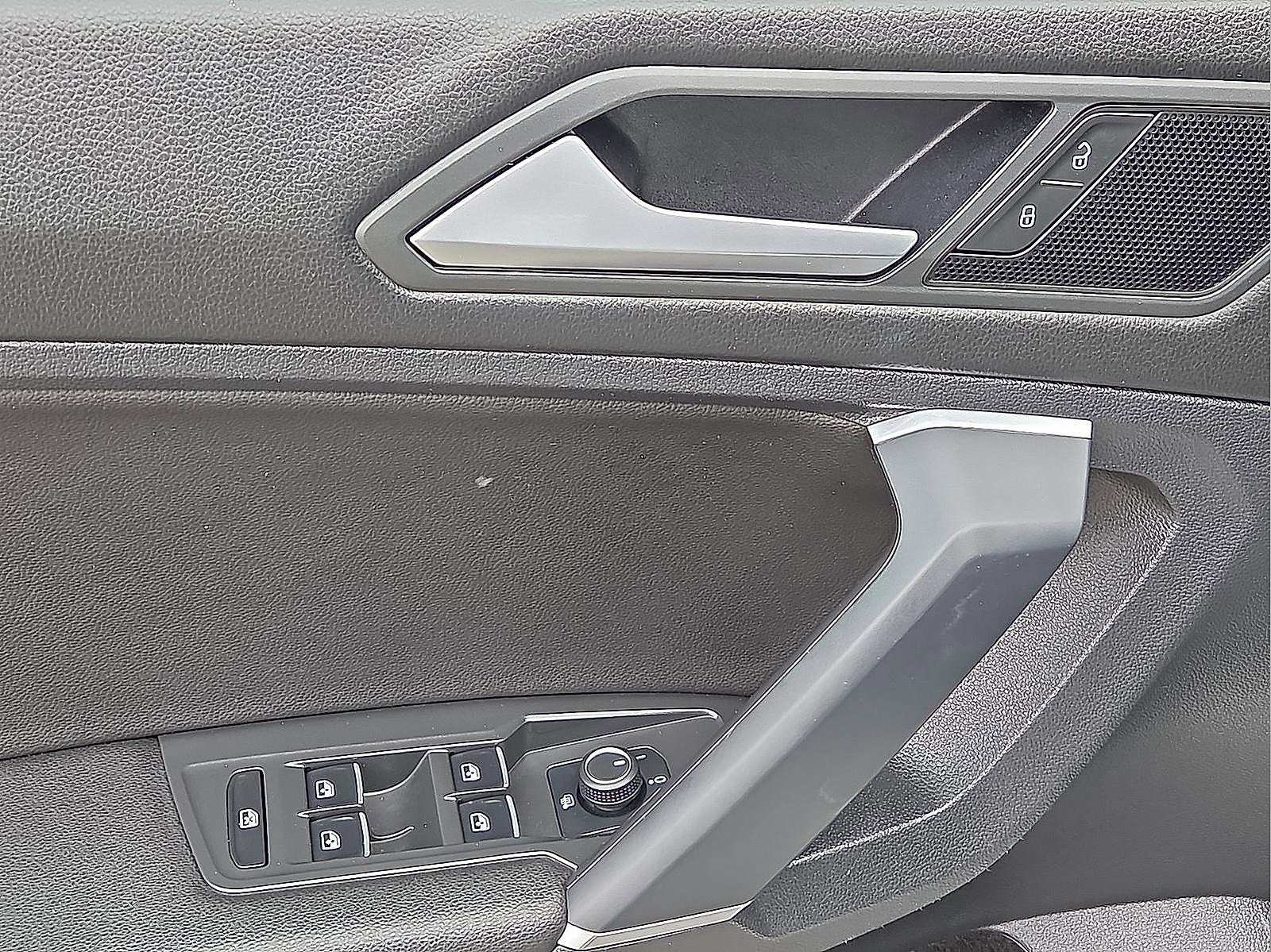 Used 2020 Volkswagen Tiguan SE image 13