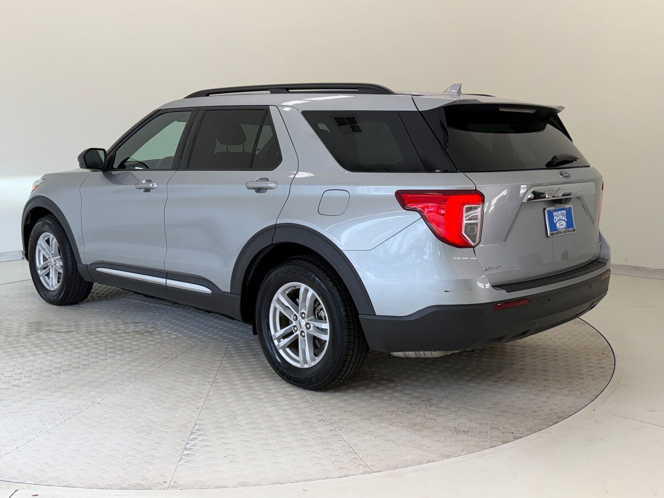 Certified 2020 Ford Explorer XLT image 3