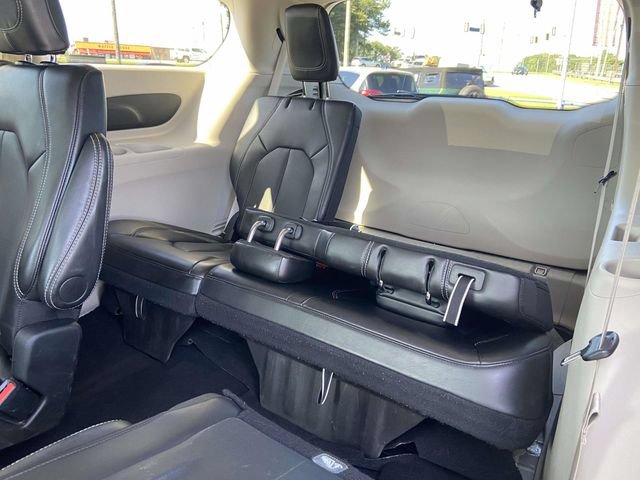 Used 2024 Chrysler Pacifica Touring-L FWD image 11