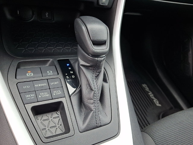 Used 2020 Toyota RAV4 LE w/ All Weather Liner Package AWD/4WD image 14