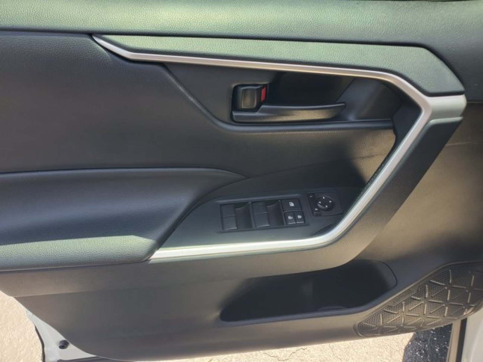 Used 2020 Toyota RAV4 LE FWD image 11