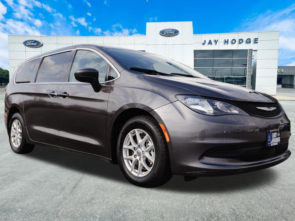 Used 2023 Chrysler Voyager LX image 1