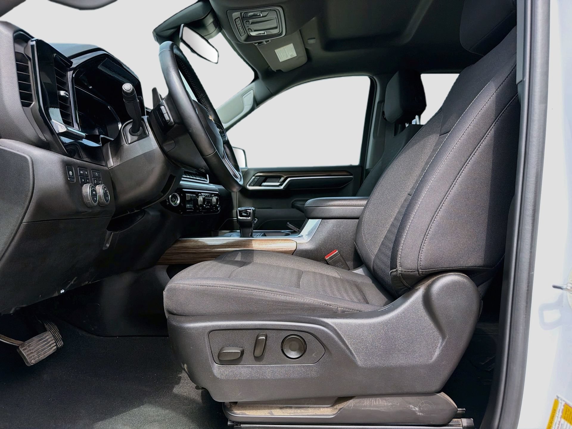 Used 2025 Chevrolet Silverado 1500 LT AWD/4WD image 27
