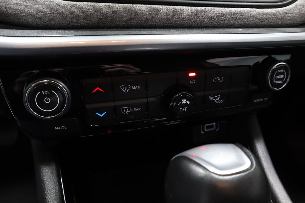 Used 2025 Jeep Compass Latitude image 32