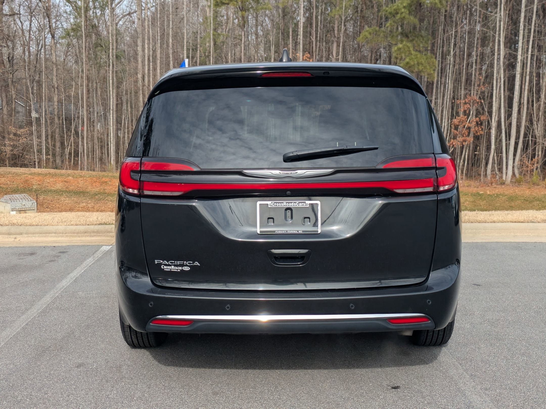Used 2023 Chrysler Pacifica Touring-L image 3