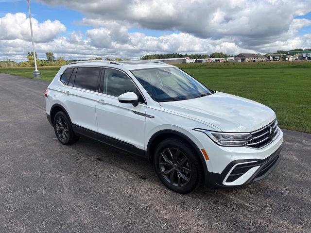 Used 2023 Volkswagen Tiguan SE w/ Panoramic Sunroof Package FWD image 2