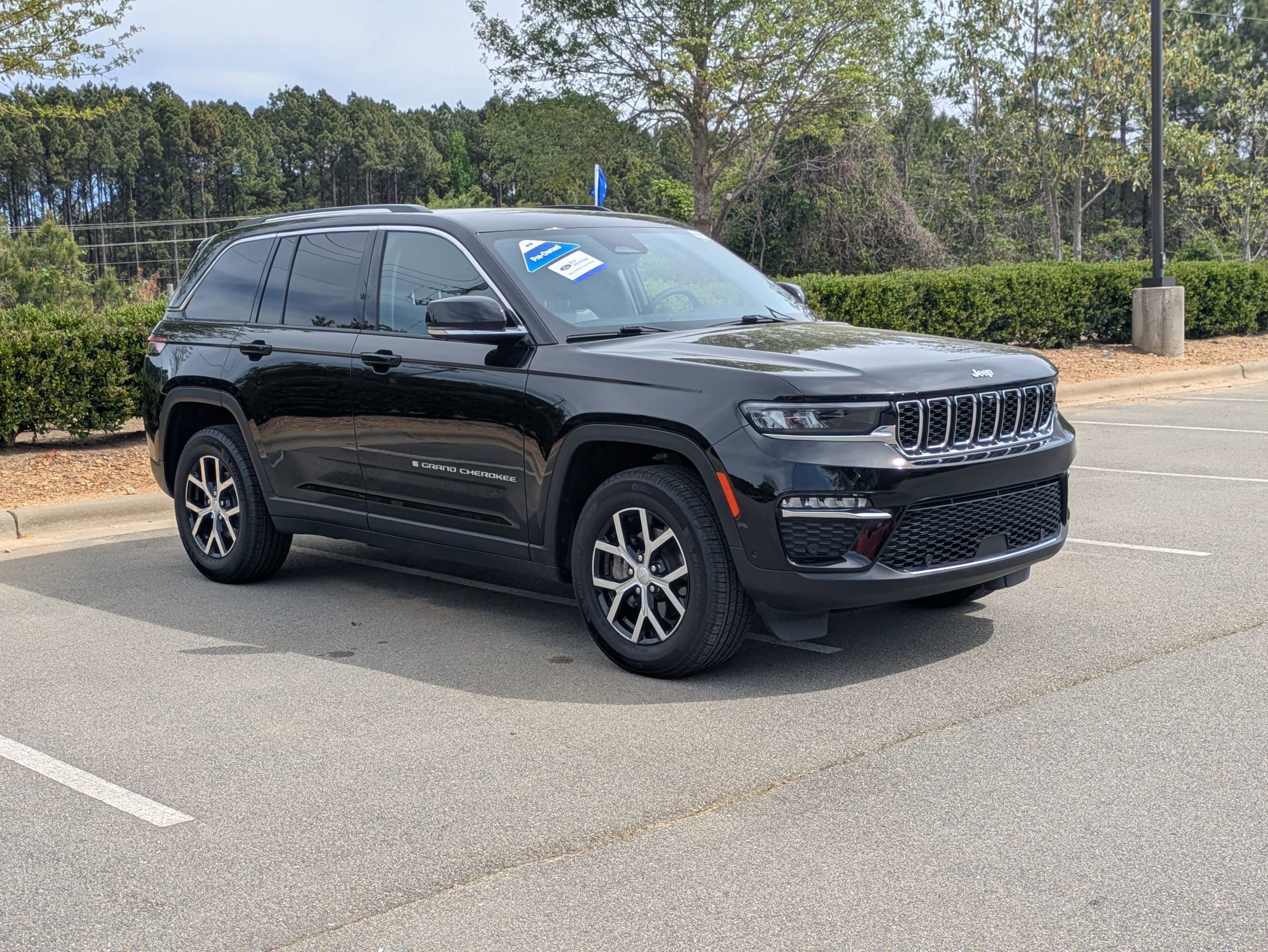 Used 2023 Jeep Grand Cherokee Limited w/ Luxury Tech Group II AWD/4WD image 8