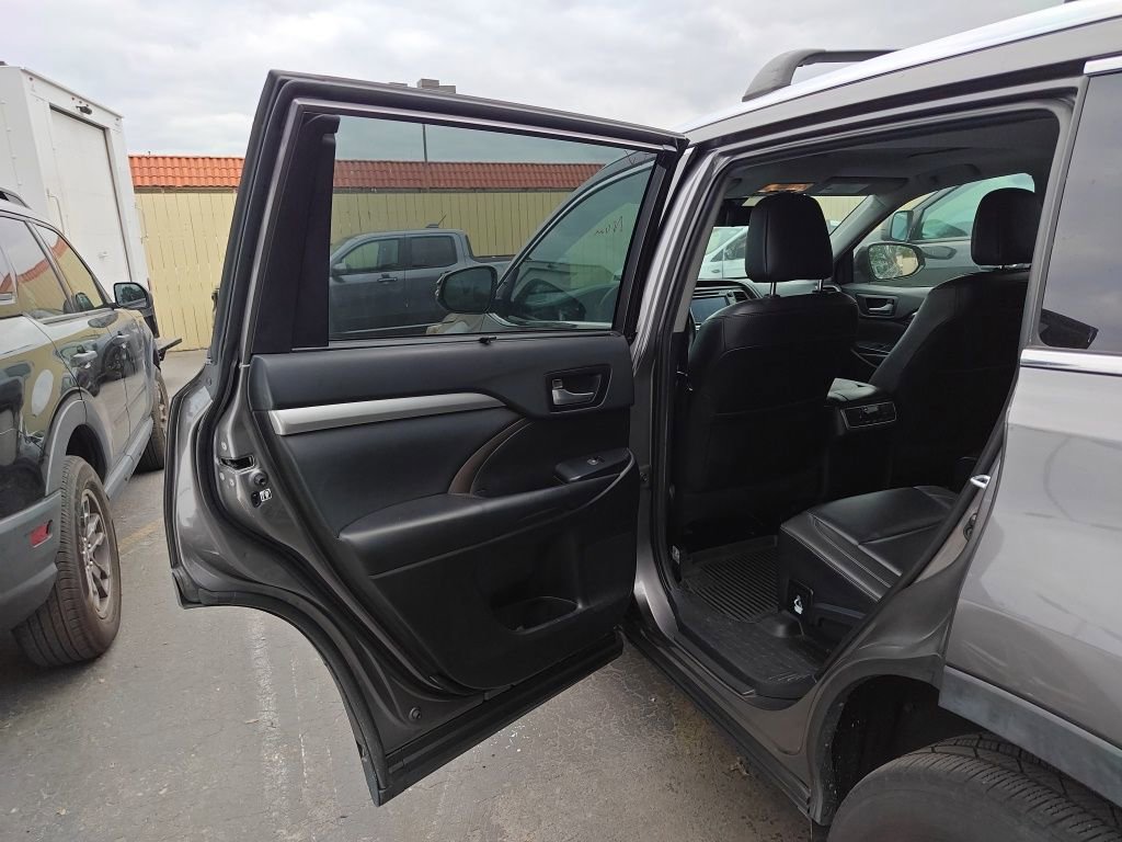 Used 2019 Toyota Highlander XLE FWD image 18