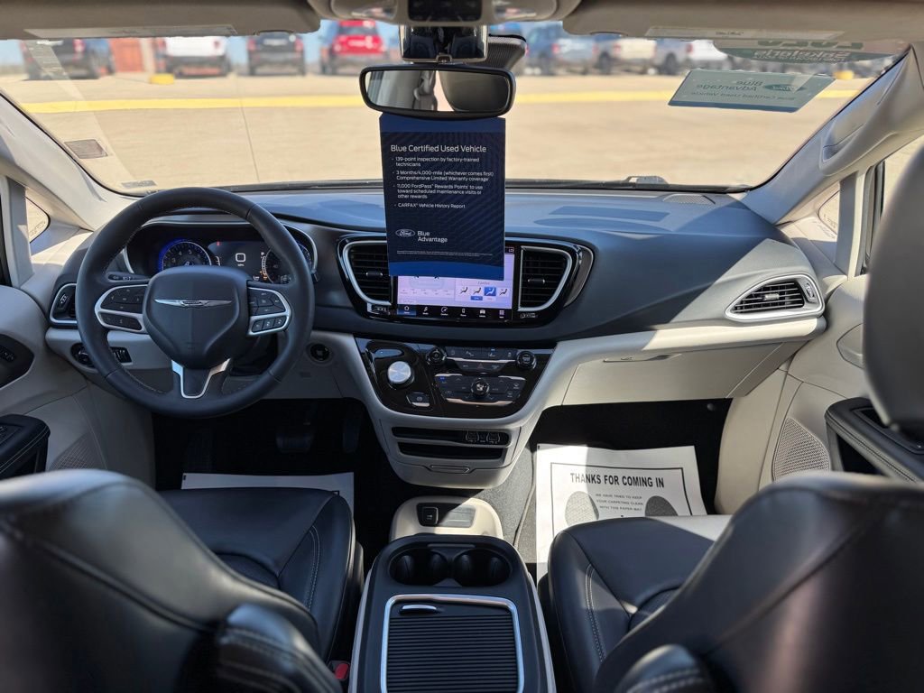 Used 2023 Chrysler Pacifica Touring-L image 40