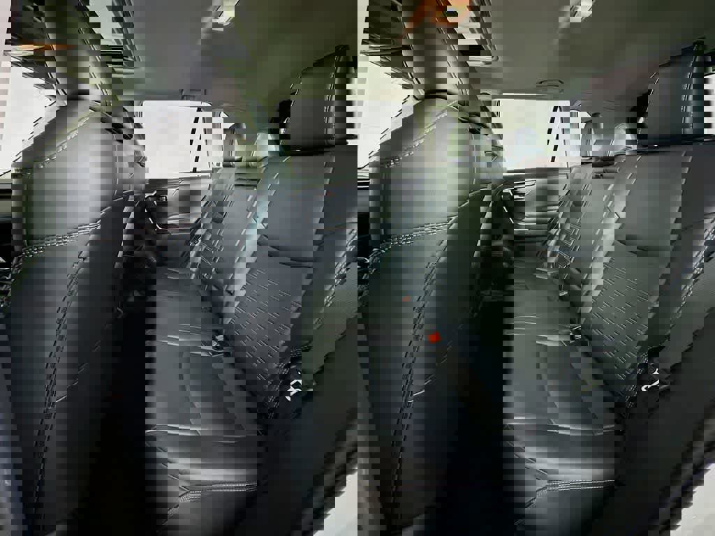 Used 2021 Toyota RAV4 XLE Premium image 17