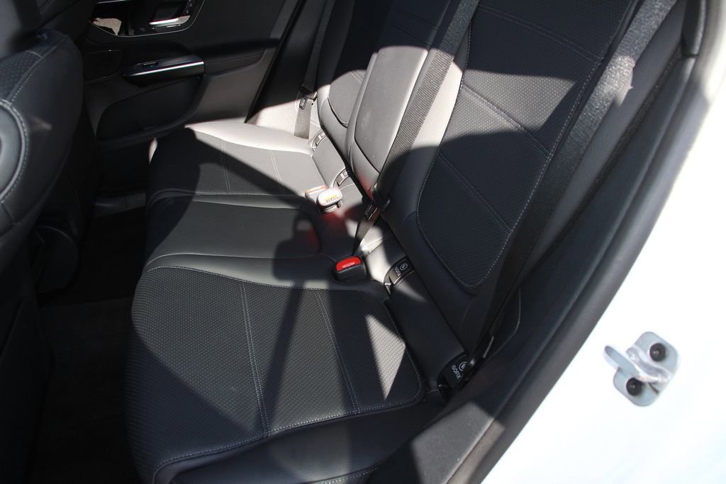 Used 2025 Mercedes-Benz GLC 300 4MATIC image 22