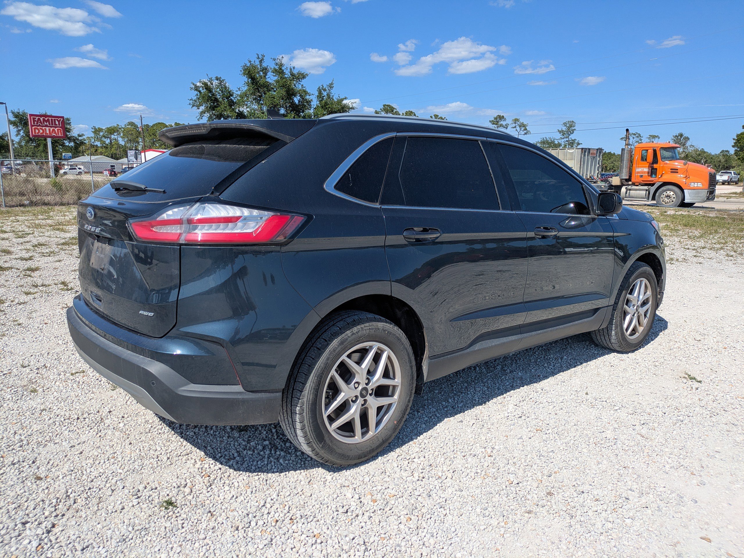 Certified 2023 Ford Edge SEL w/ Convenience Package AWD/4WD image 4