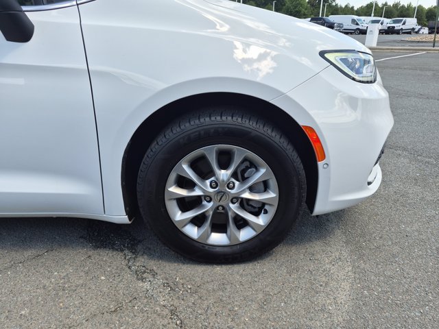 Used 2023 Chrysler Pacifica Touring-L AWD/4WD image 11