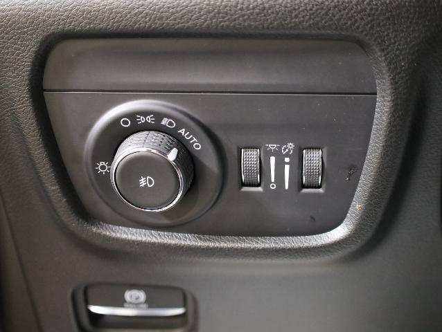 Used 2025 Jeep Grand Cherokee Summit AWD/4WD image 35