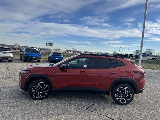 Used 2024 Chevrolet Trax RS w/ Sunroof Package image 2