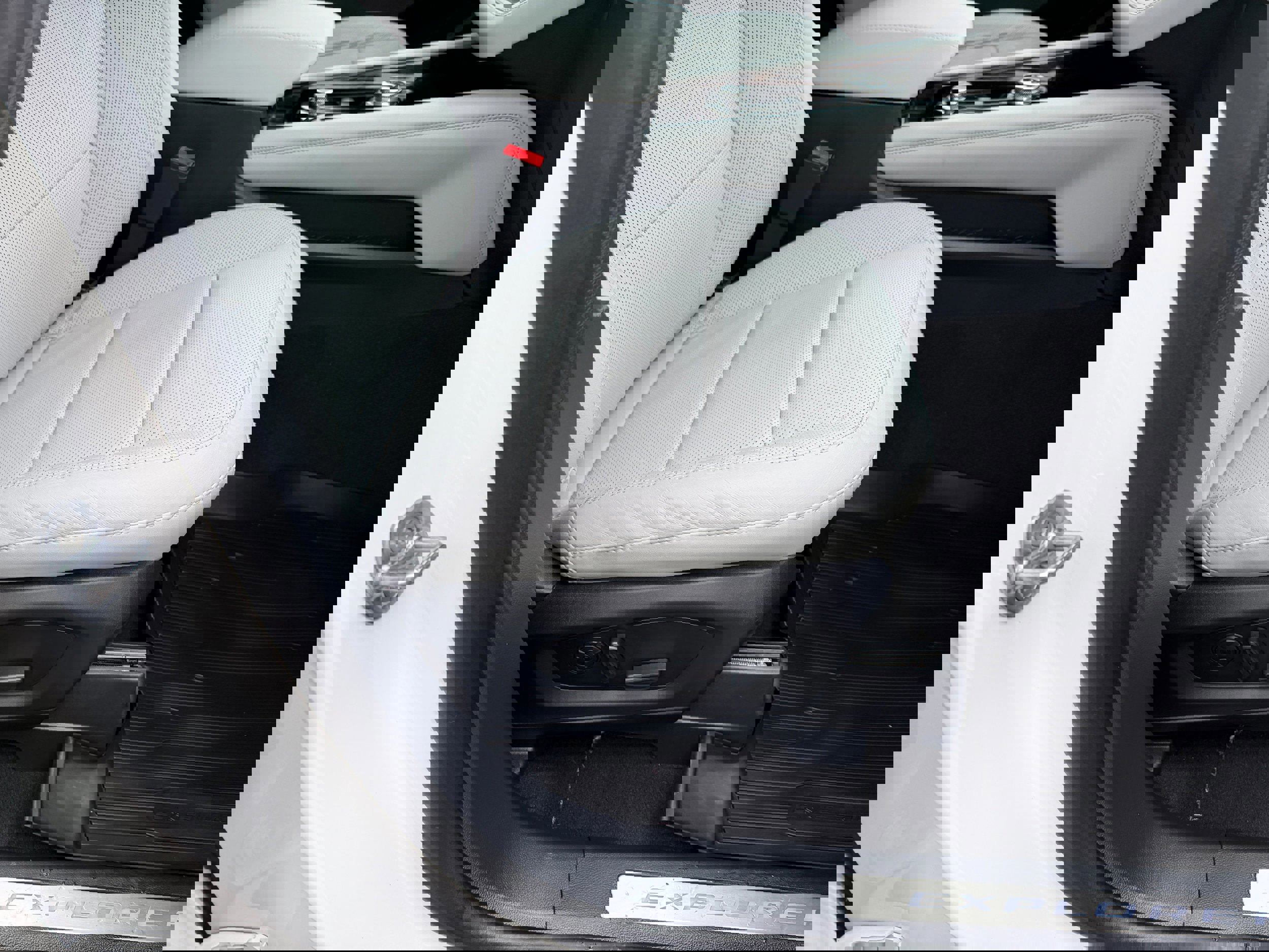 Certified 2025 Ford Explorer Platinum w/ LUX Leather Package image 26