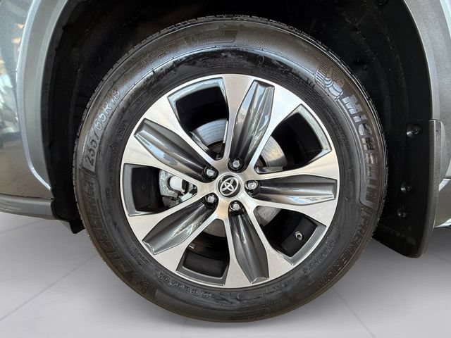 Used 2023 Toyota Highlander XLE AWD/4WD image 9