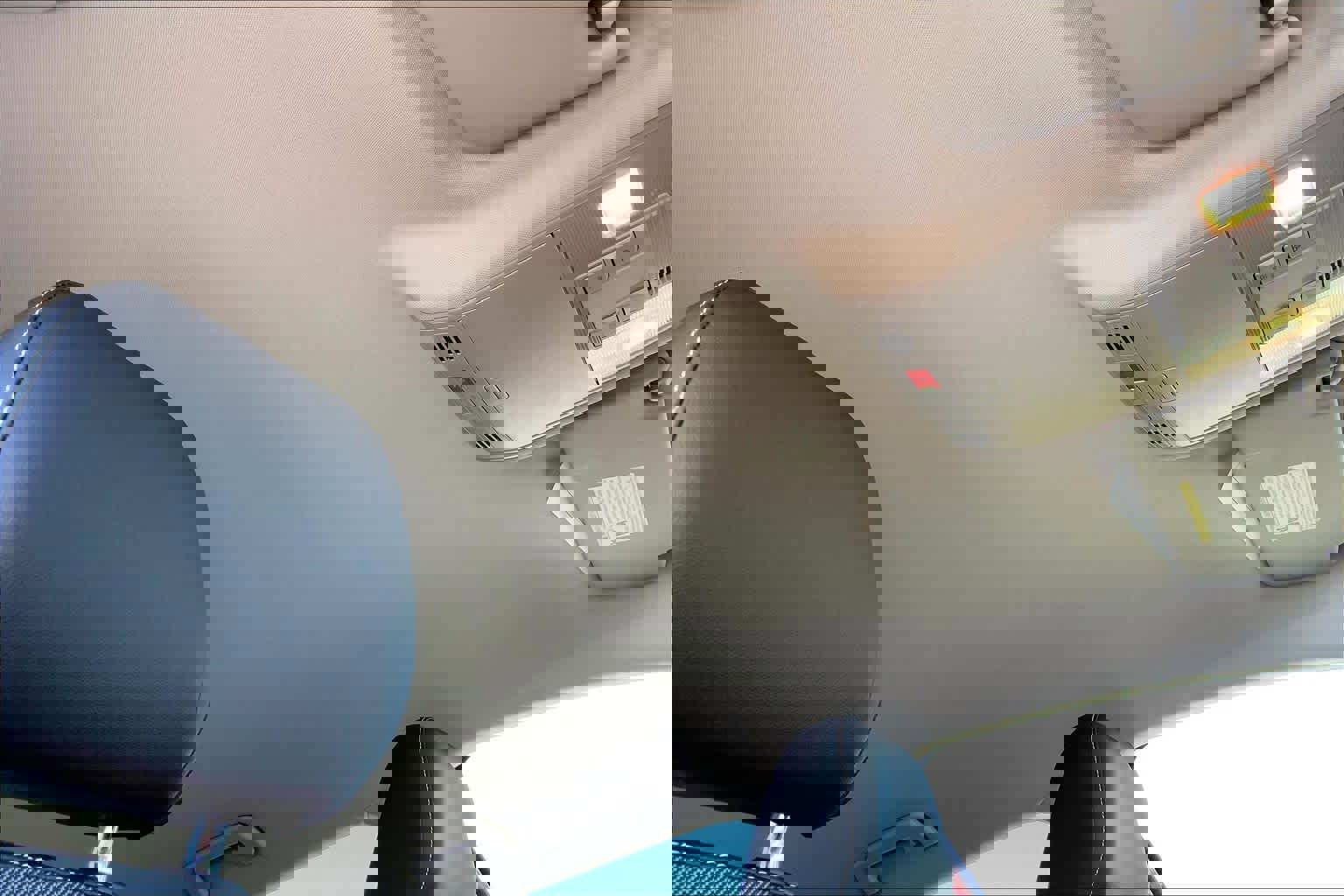 Used 2024 Volkswagen Taos SE w/ Black Wheel Package image 14