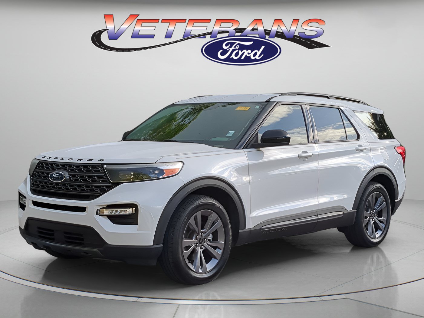 Certified 2022 Ford Explorer XLT w/ Equipment Group 202A RWD image 1