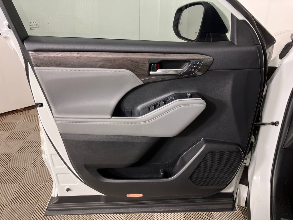 Used 2021 Toyota Highlander Limited image 21