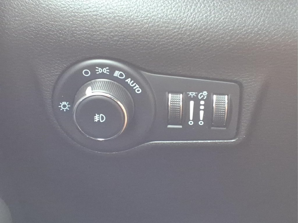 Used 2023 Jeep Compass Latitude w/ Convenience Group AWD/4WD image 19