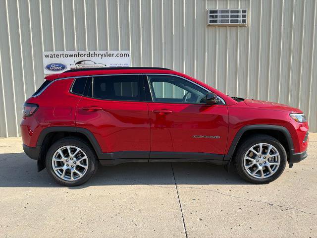 Used 2024 Jeep Compass Latitude w/ Sun and Sound Group AWD/4WD image 1