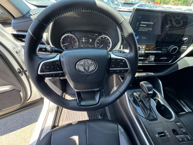 Used 2025 Toyota Highlander XLE FWD image 17
