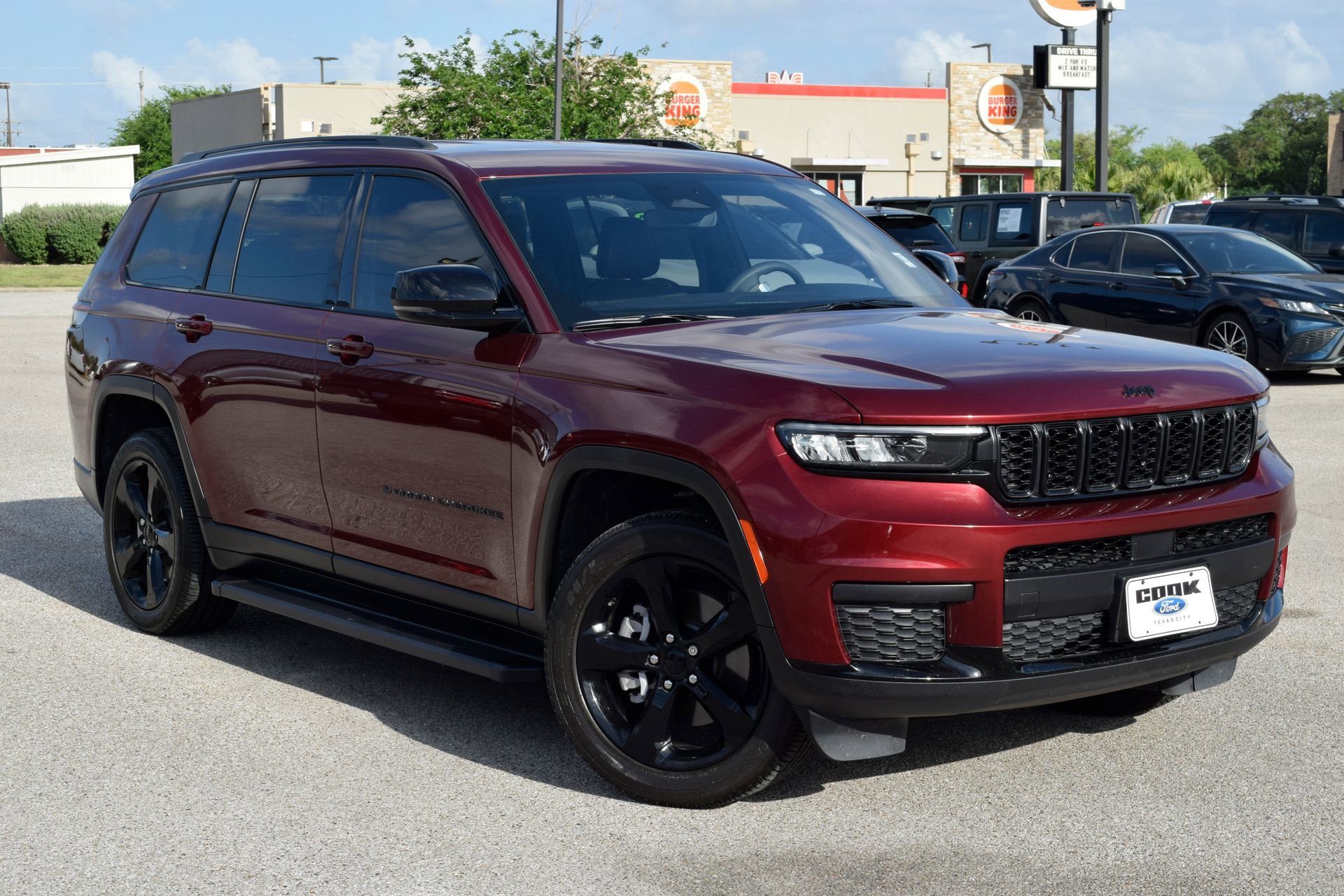Used 2023 Jeep Grand Cherokee L Laredo image 3