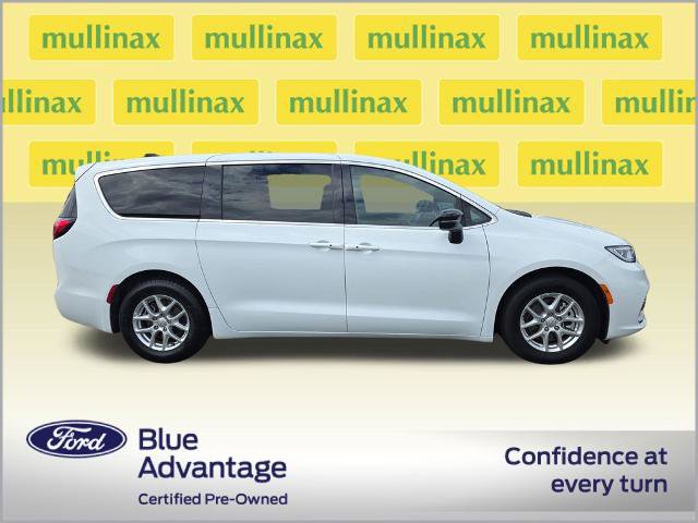 Used 2025 Chrysler Pacifica Select FWD image 2