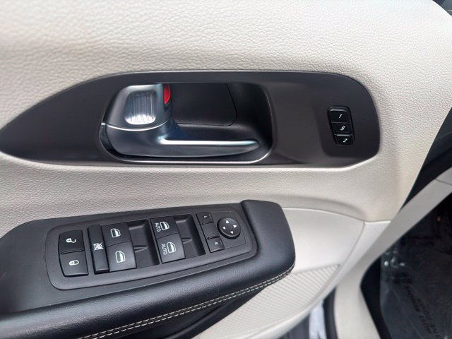 Used 2023 Chrysler Pacifica Touring-L FWD image 13