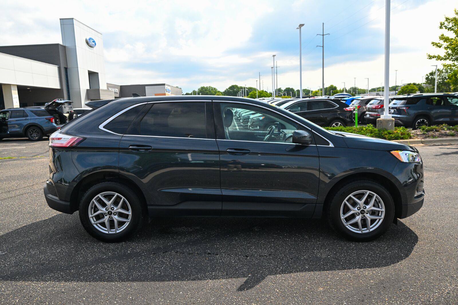 Certified 2024 Ford Edge SEL w/ Convenience Package AWD/4WD image 3