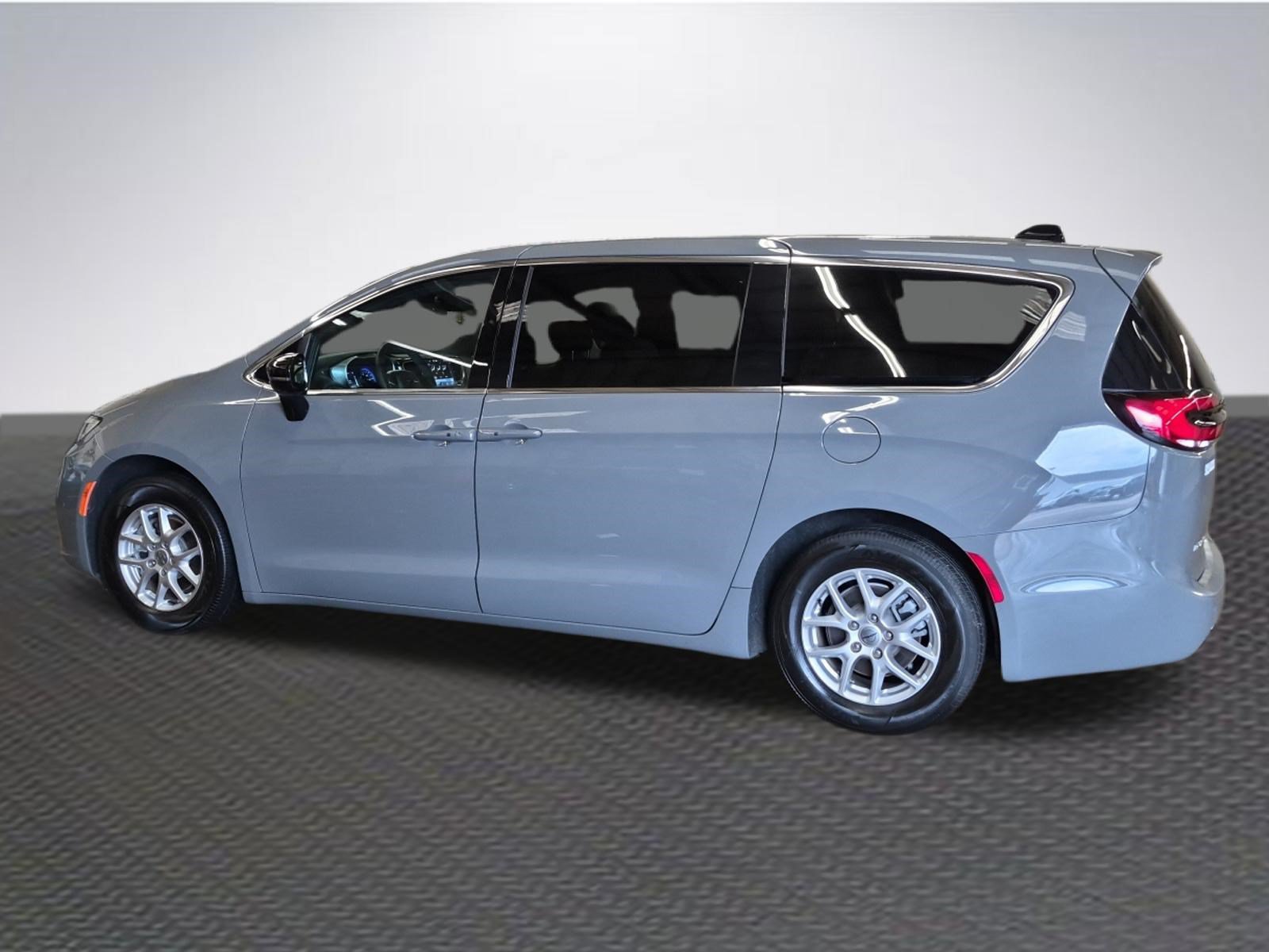 Used 2025 Chrysler Pacifica Select FWD image 5