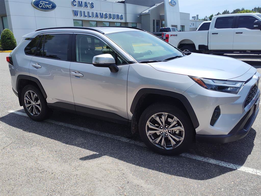 Used 2022 Toyota RAV4 XLE Premium AWD/4WD image 2