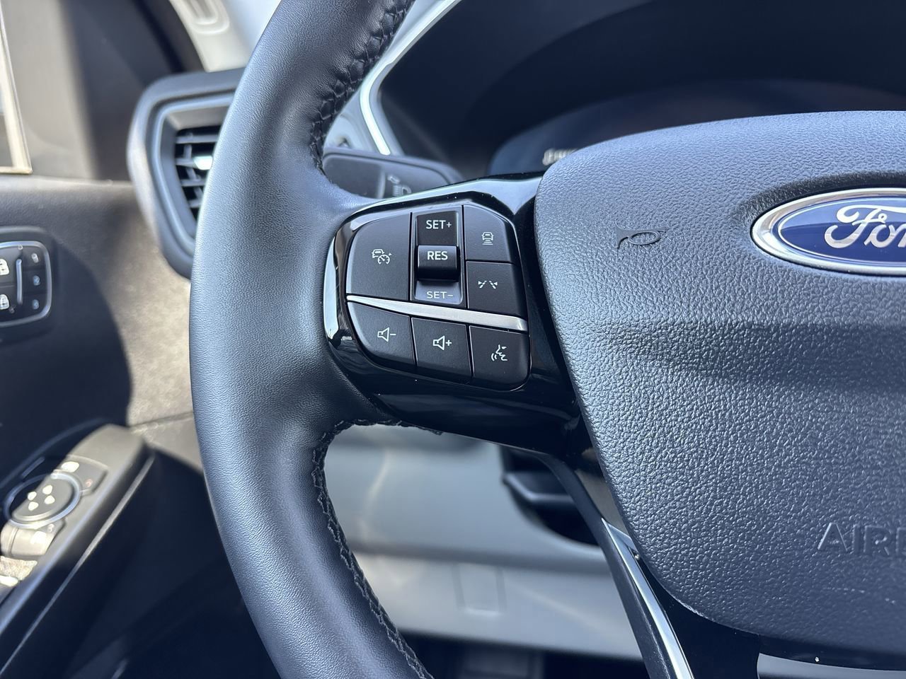 Certified 2025 Ford Escape Platinum image 34