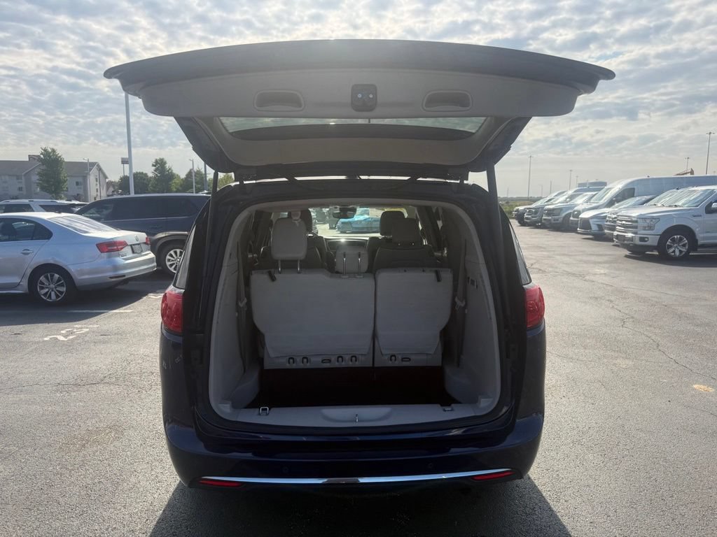 Used 2018 Chrysler Pacifica Limited w/ Advanced Safetytec Group FWD image 53
