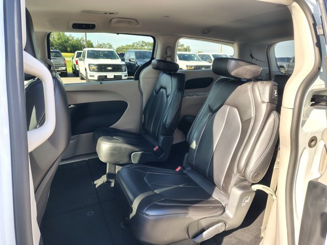 Used 2023 Chrysler Pacifica Touring-L FWD image 12