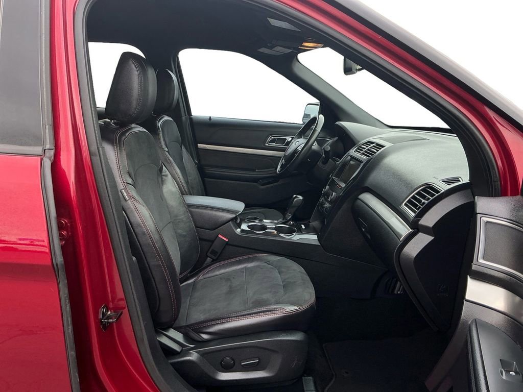 Certified 2019 Ford Explorer XLT w/ Equipment Group 202A FWD image 22