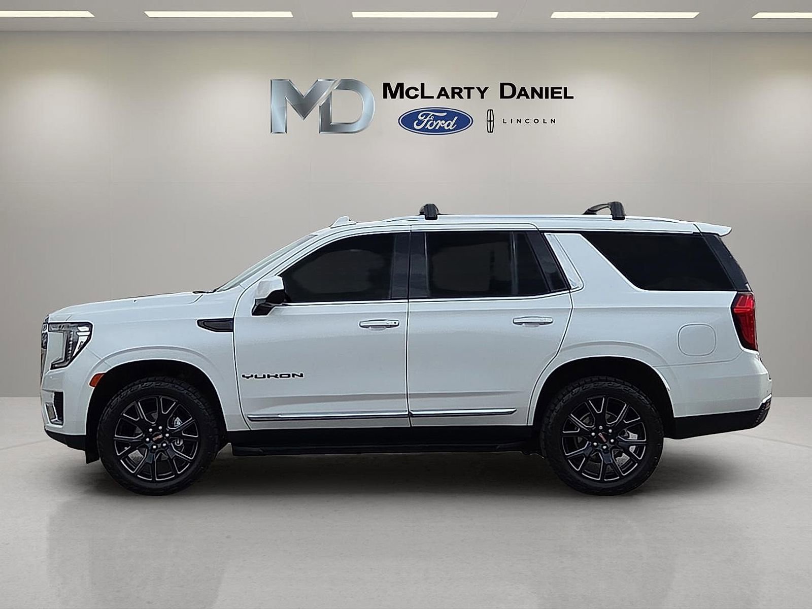 Used 2023 GMC Yukon SLT AWD/4WD image 3