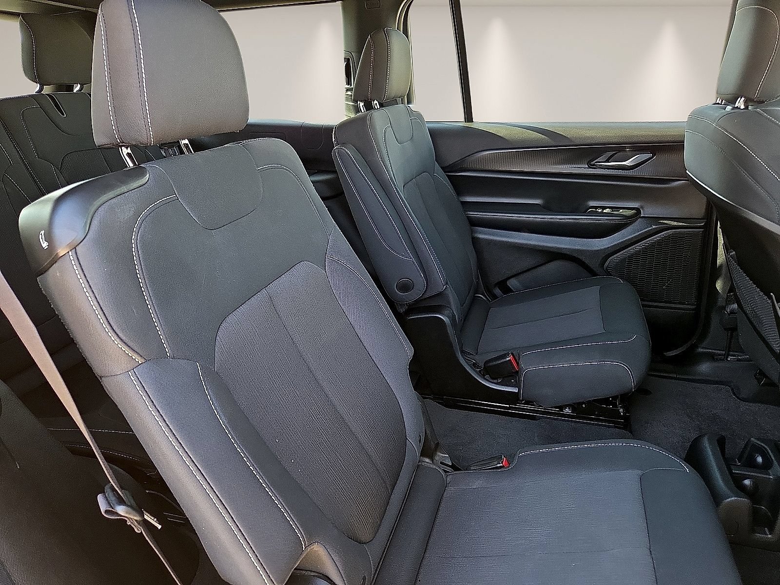 Used 2025 Jeep Grand Cherokee L Laredo RWD image 9