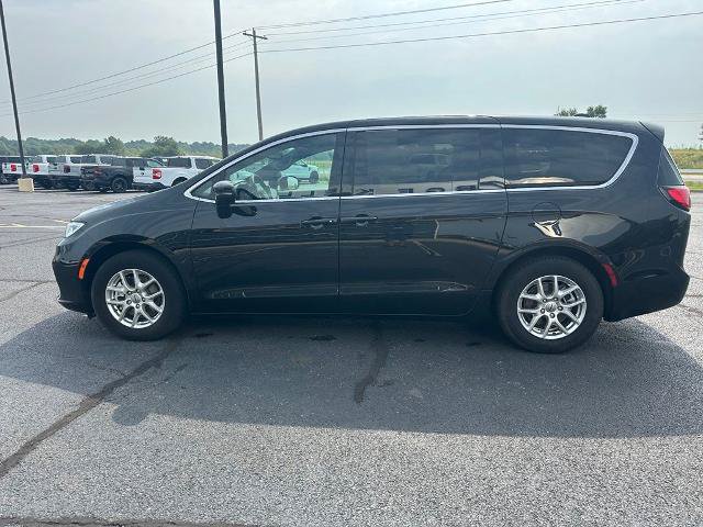 Used 2025 Chrysler Pacifica Select FWD image 26