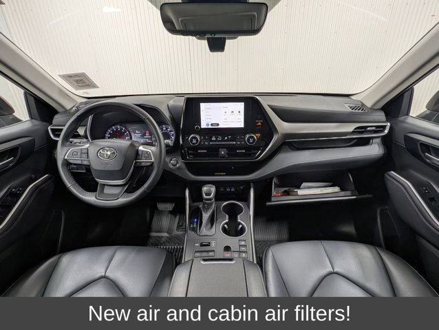Used 2023 Toyota Highlander XLE AWD/4WD image 3