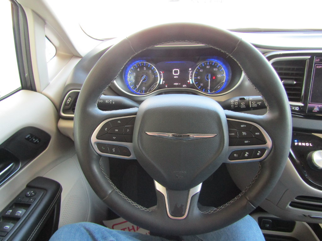 Used 2023 Chrysler Pacifica Touring-L FWD image 26