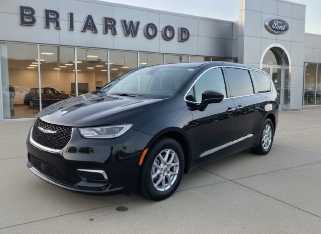 Used 2025 Chrysler Pacifica Select