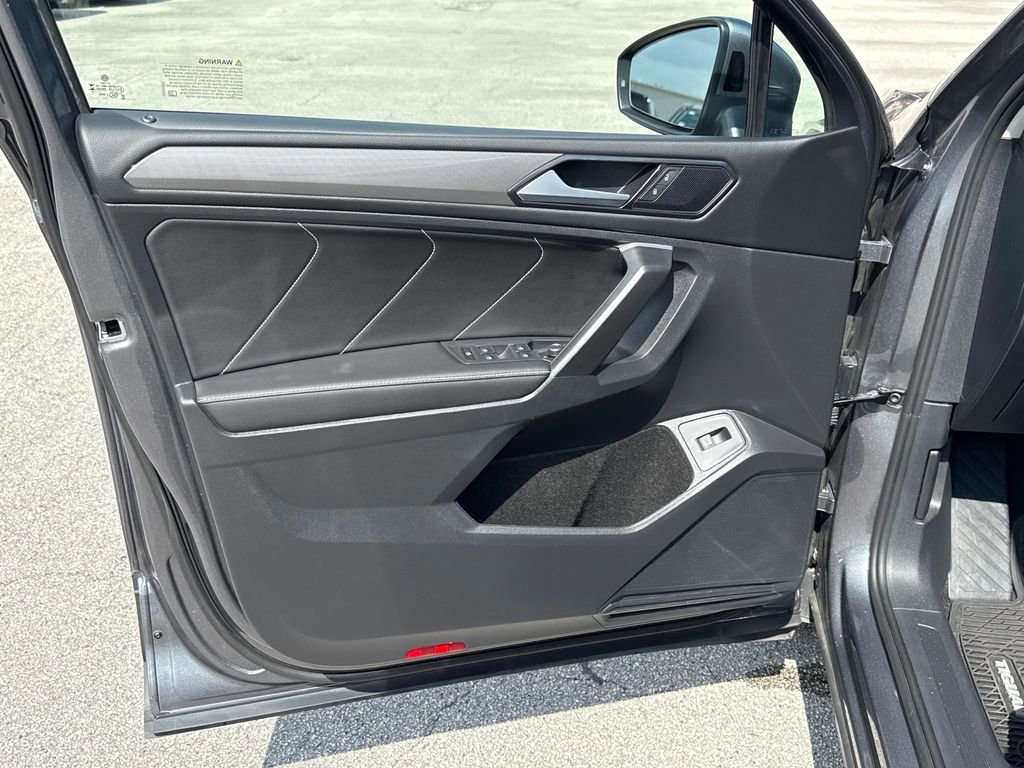 Used 2024 Volkswagen Tiguan SE w/ Panoramic Sunroof Package image 14
