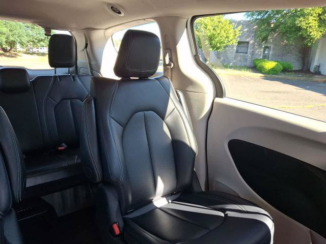 Used 2024 Chrysler Pacifica Limited FWD image 14