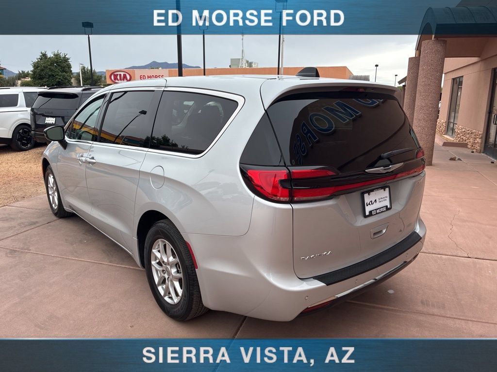 Used 2024 Chrysler Pacifica Touring-L FWD image 7