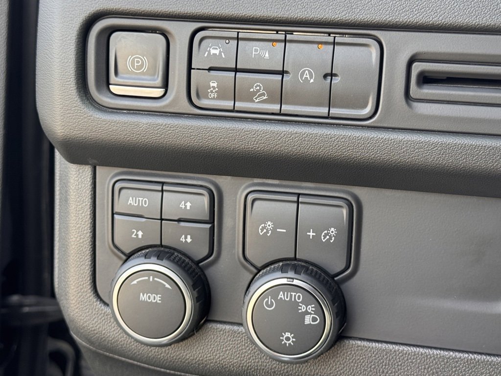 Used 2023 Chevrolet Suburban Premier image 25