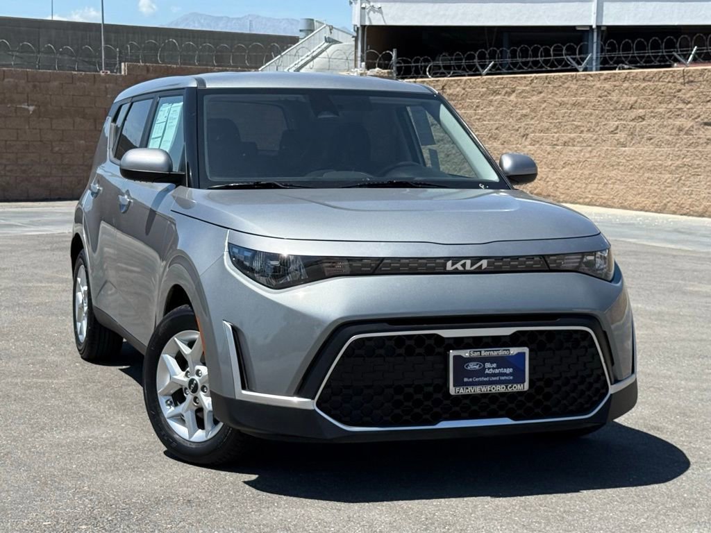 Used 2023 Kia Soul LX w/ LX Technology Package FWD image 2