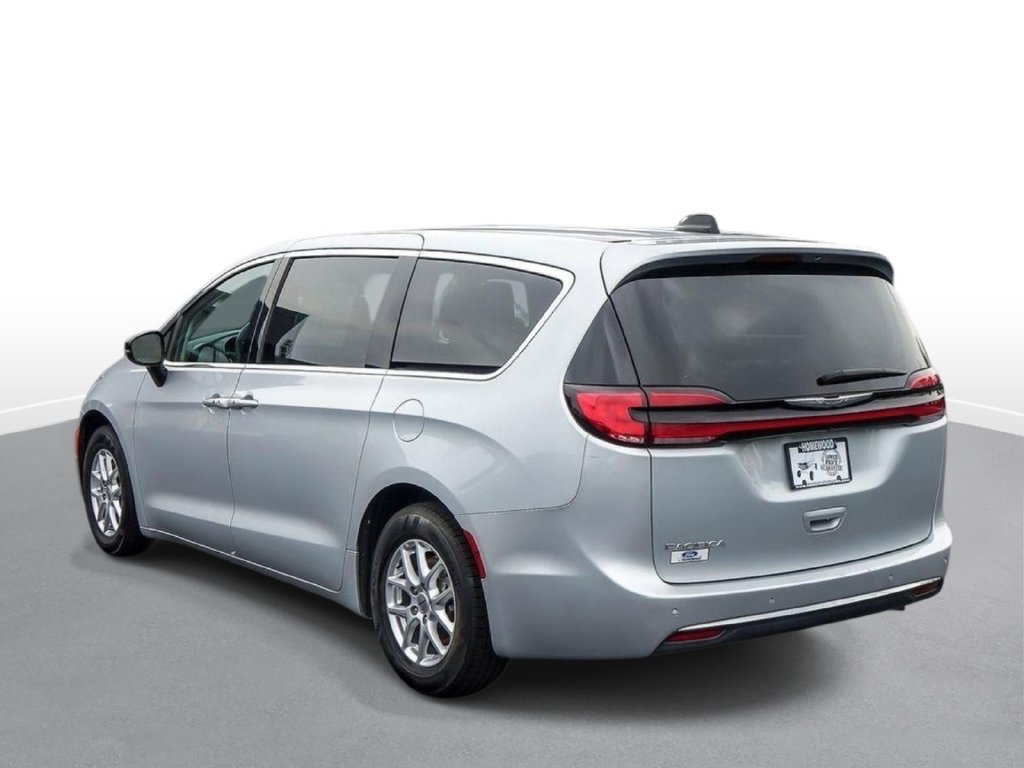 Used 2024 Chrysler Pacifica Touring-L FWD image 5